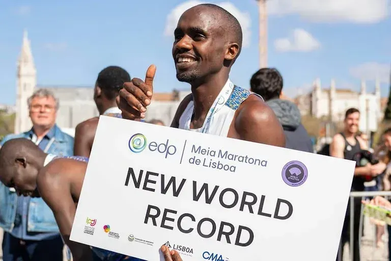 Jacob Kiplimo bate el récord mundial de medio maratón en Lisboa