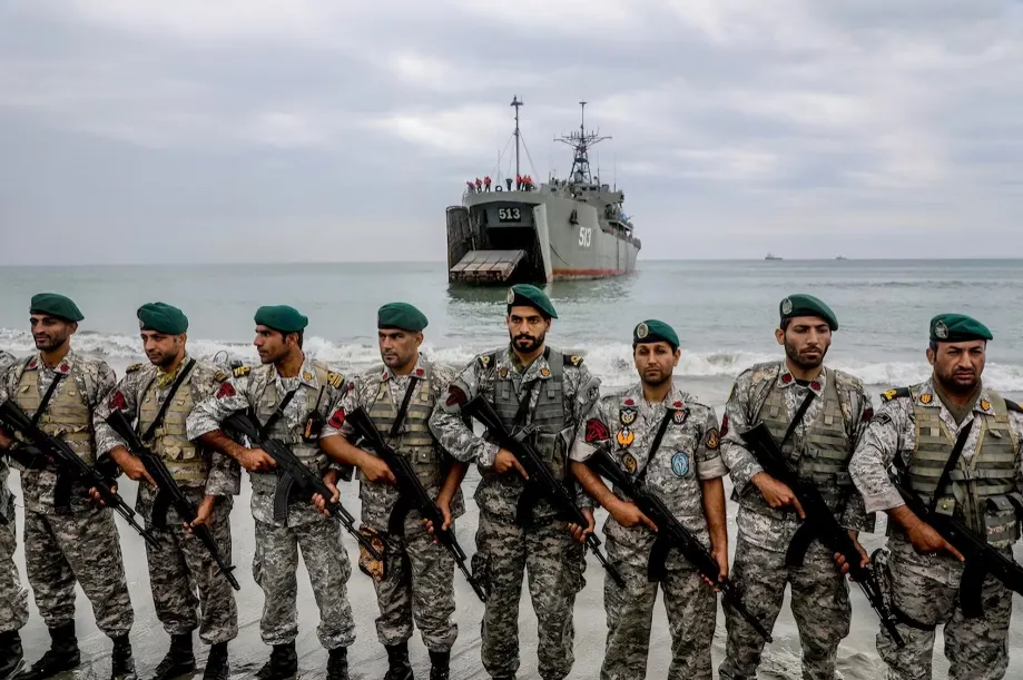 La Guardia Revolucionaria de Irán amenaza con atacar empresas de EE. UU. ante el colapso de su maquinaria militar