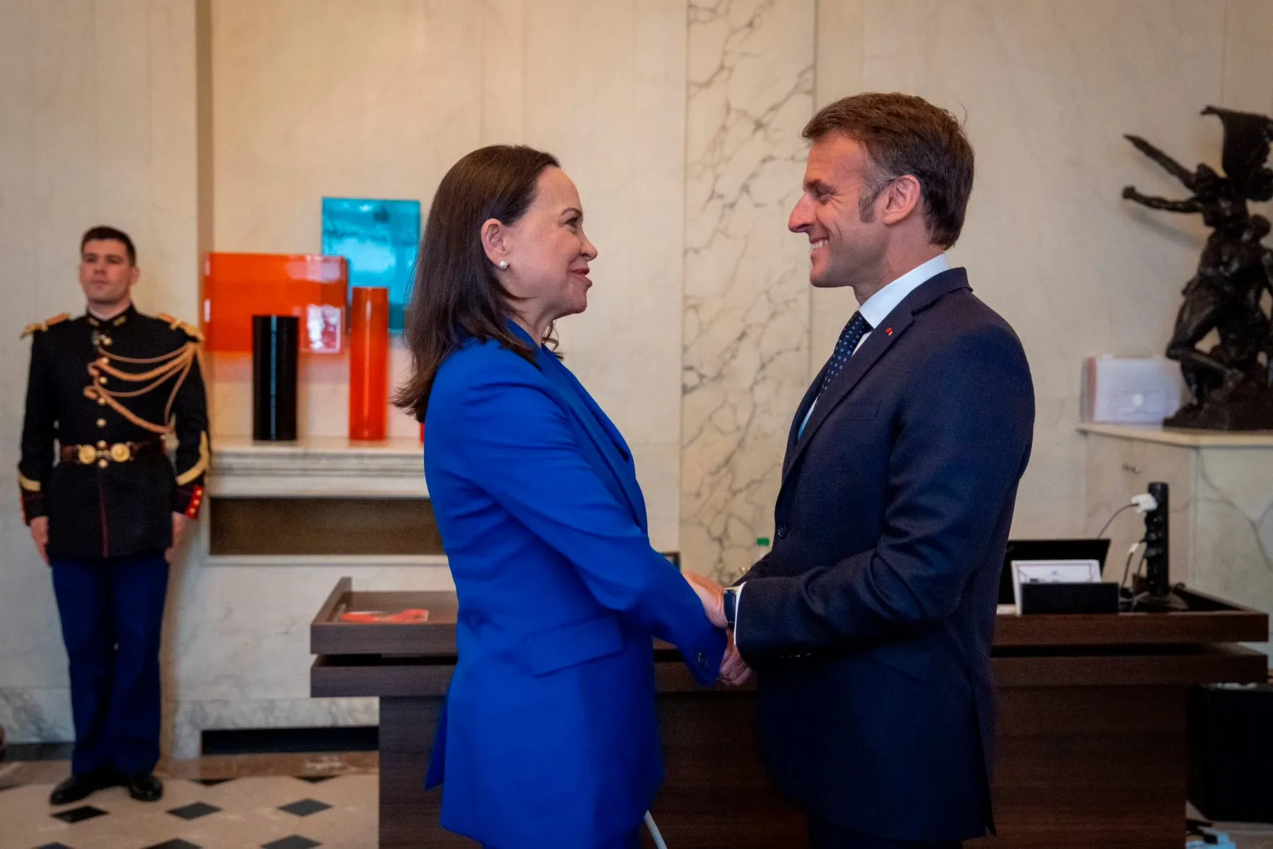 Macron respalda a María Corina Machado en su lucha por la transición democrática