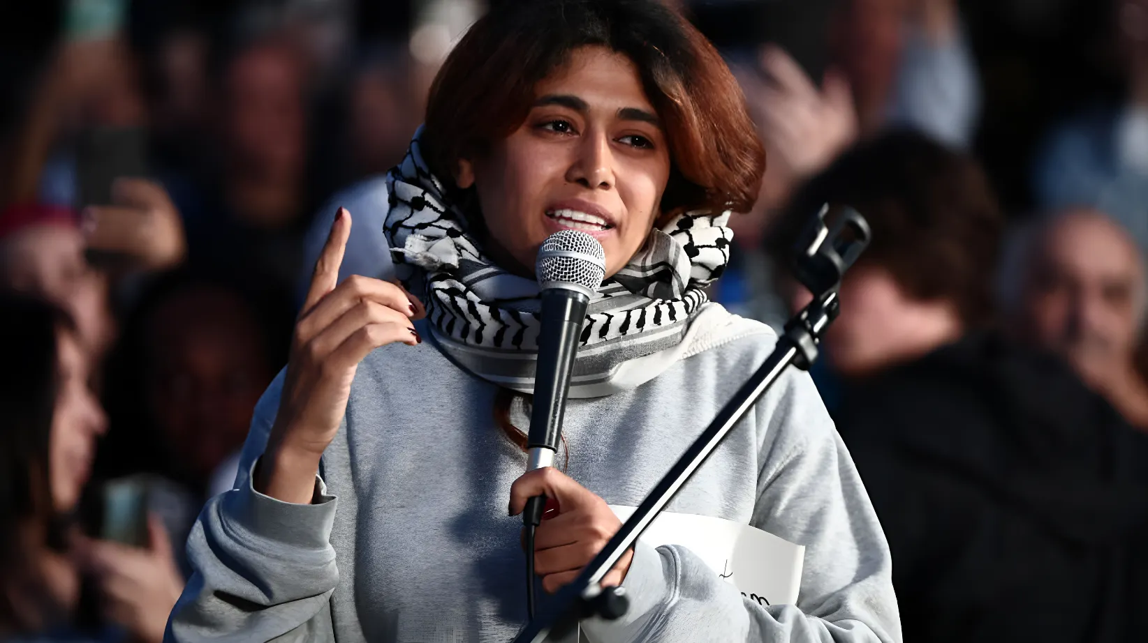 Francia: la eurodiputada radical de izquierda Rima Hassan será juzgada por apología del terrorismo tras su detención