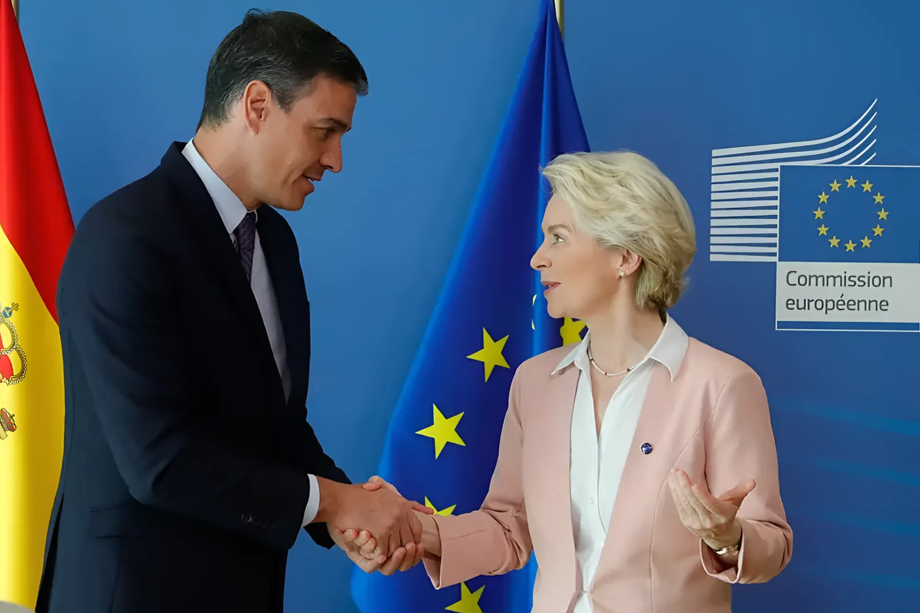 Sánchez desafía a Bruselas: Hacienda se aferra a la rebaja del IVA del carburante pese a la ilegalidad de la medida
