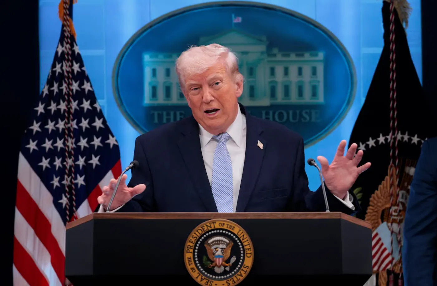 Trump amenaza con aranceles del 50% a China si se confirma el envío de armas a Irán