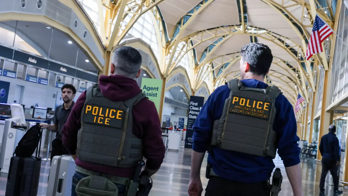 ICE lanza operativo nacional para desmantelar redes de fraude sobre el "turismo de nacimiento"