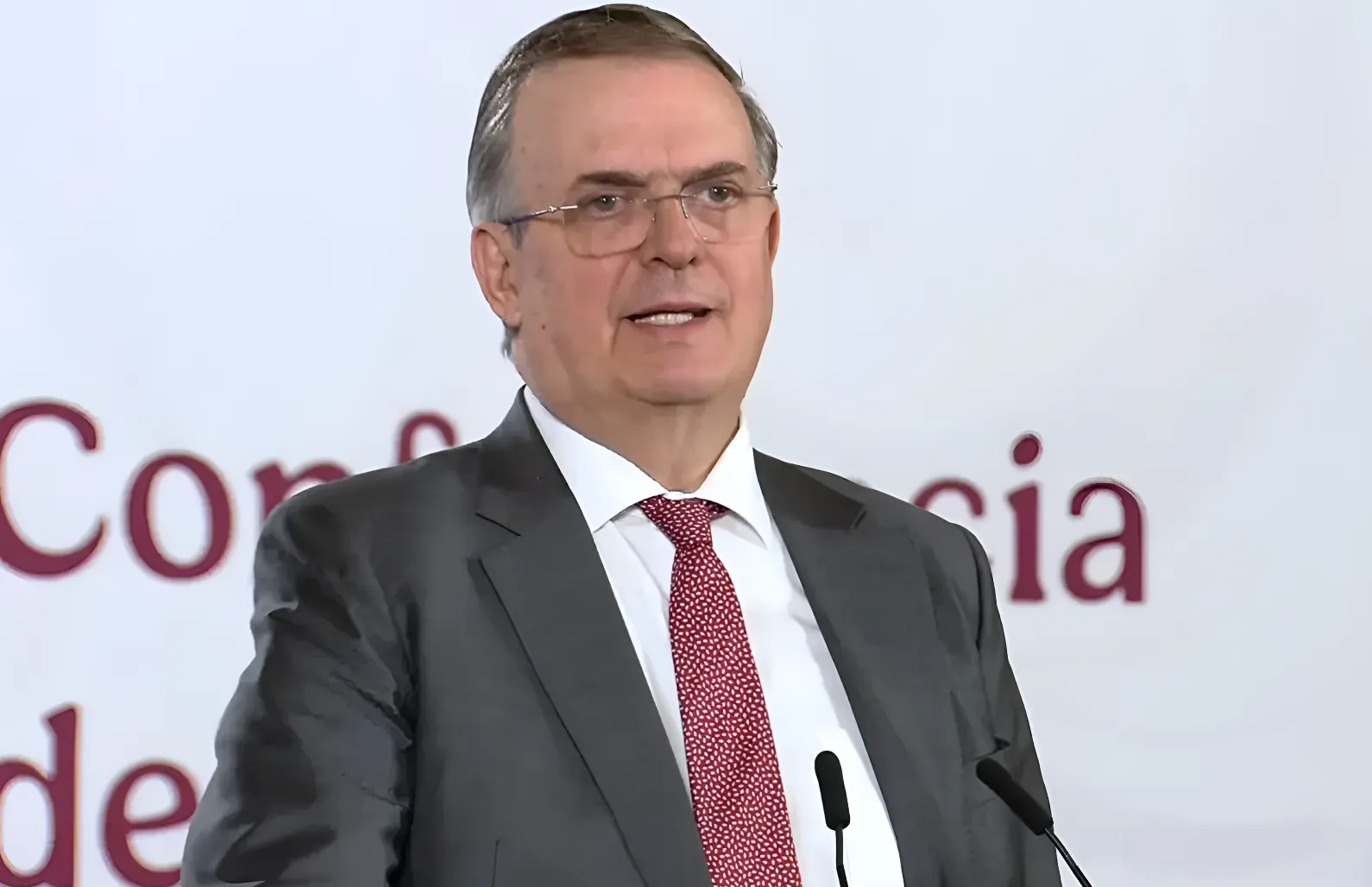 El hijo del secretario de Economía de México, Marcelo Ebrard, vivió seis meses en la embajada de Londres