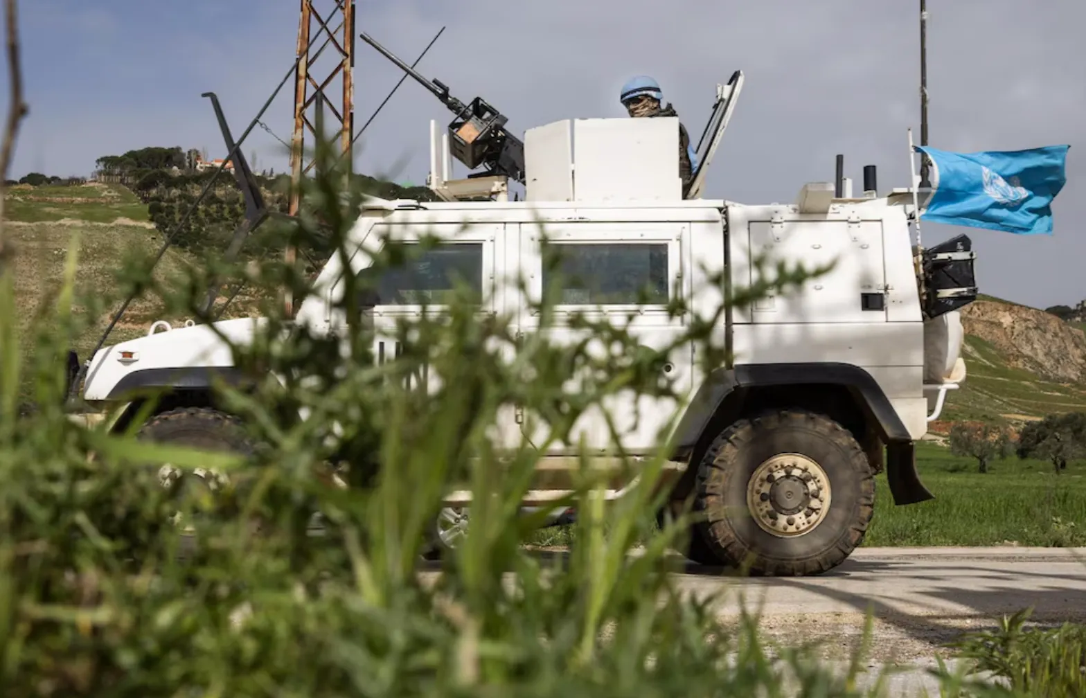 Macron acusa a Hezbolá del asesinato de un casco azul francés mientras la misión de la ONU se desmorona en Líbano