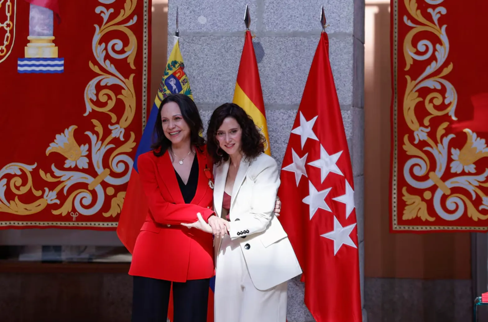 “Hoy comienza el regreso a casa”: María Corina Machado recibe en Madrid la Medalla de Oro ante una Puerta del Sol llena de venezolanos