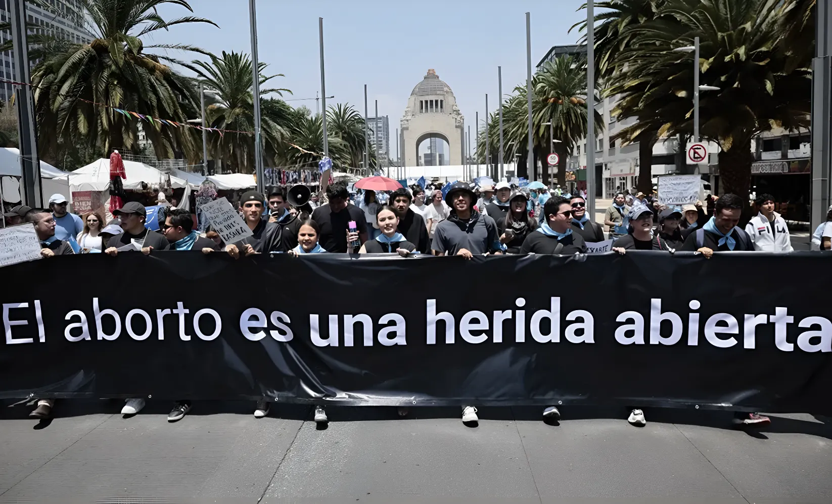 Colectivos civiles se movilizan al Congreso en México en contra del aborto y la eutanasia