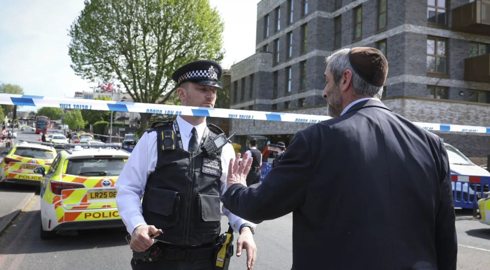 Ataque terrorista en el corazón judío de Londres: un radical apuñala a un anciano y a un joven a las puertas de una sinagoga