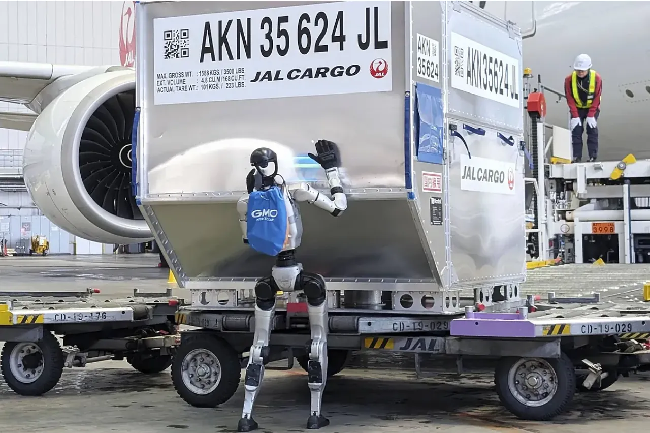 Japón despliega robots humanoides en sus aeropuertos para combatir la escasez de mano de obra ante el boom turístico