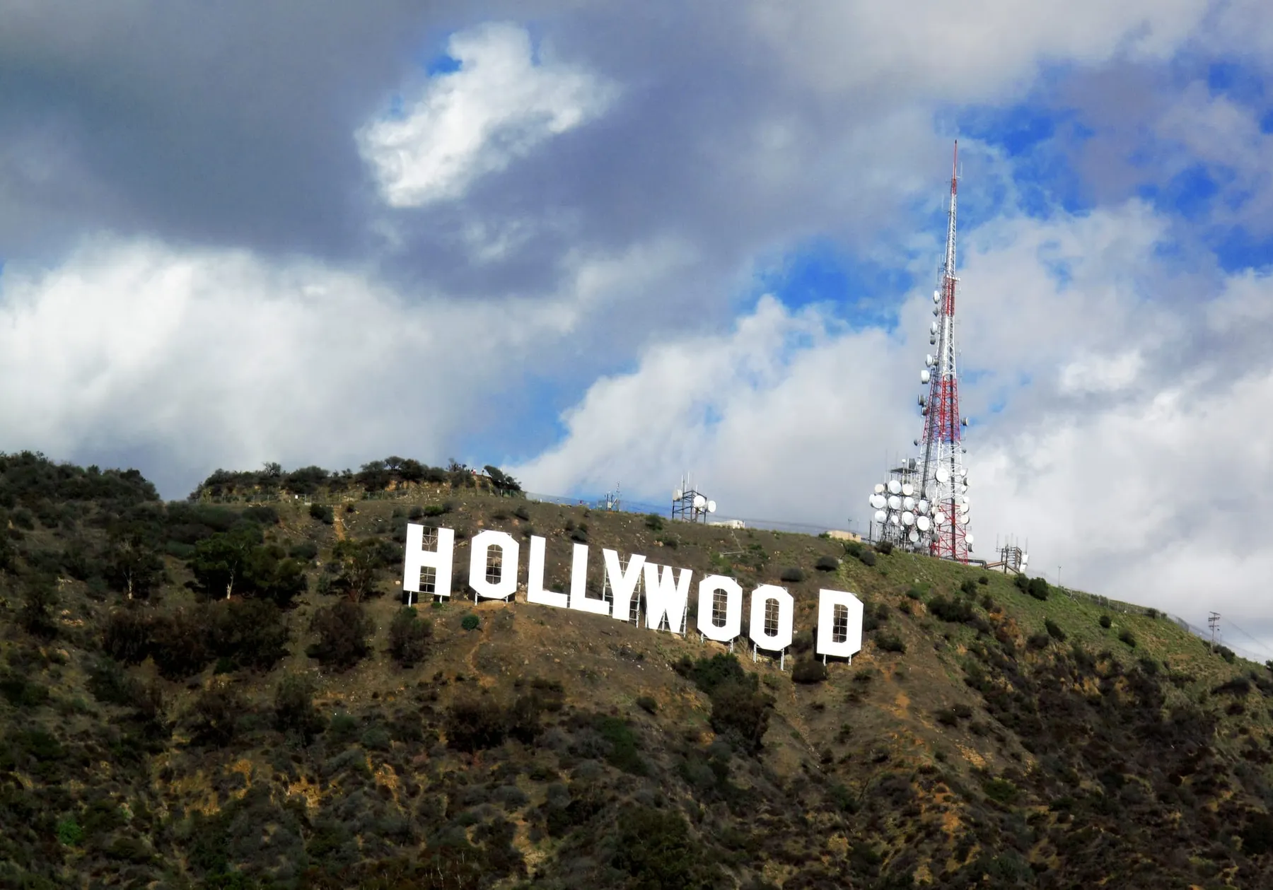 Hollywood garantiza la paz social: Guionistas y estudios sellan un acuerdo histórico por cuatro años