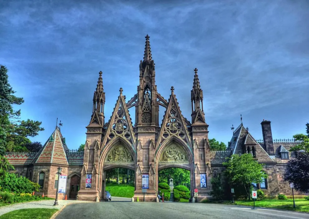El histórico Green-Wood Cemetery de Brooklyn se renueva con un centro de visitantes millonario