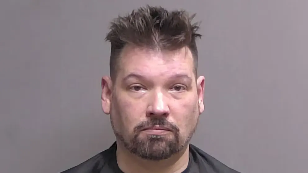 Escándalo en Florida: arrestan a candidato demócrata por agredir brutalmente a sus padres