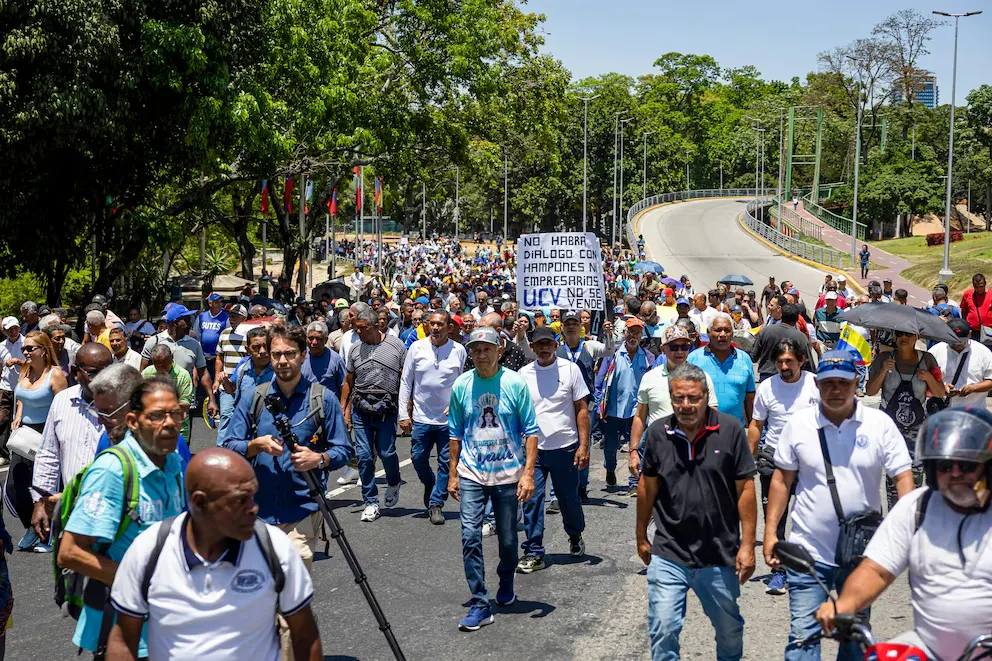 Profesores universitarios protestan contra el gobierno de Delcy Rodríguez por salarios de hambre