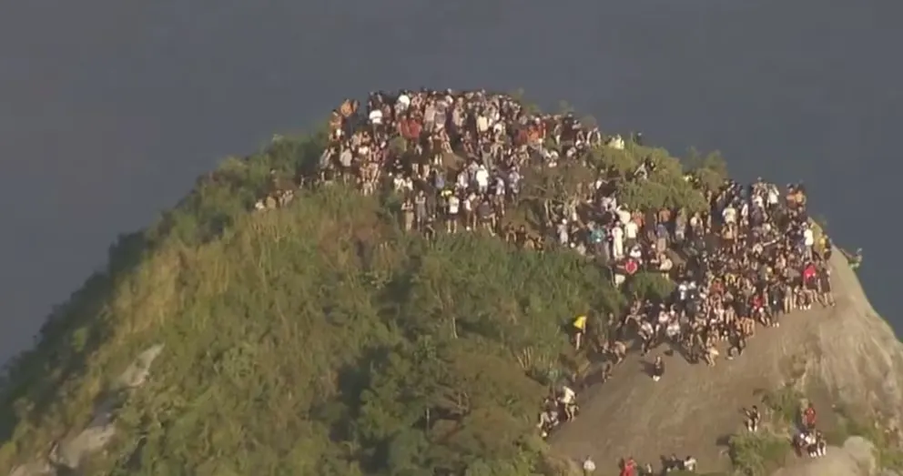 Operación contra el narcotráfico atrapa a unos 200 turistas en el Morro Dois Irmãos de Río