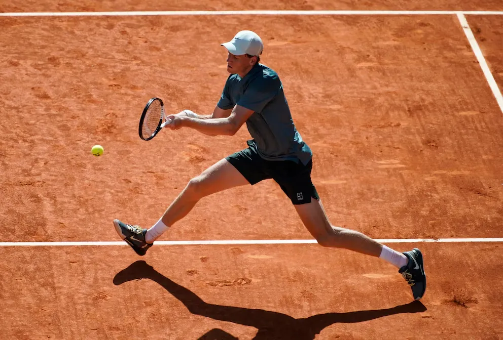 Jannik Sinner impone su jerarquía en Madrid y avanza a octavos tras derrotar a Moller