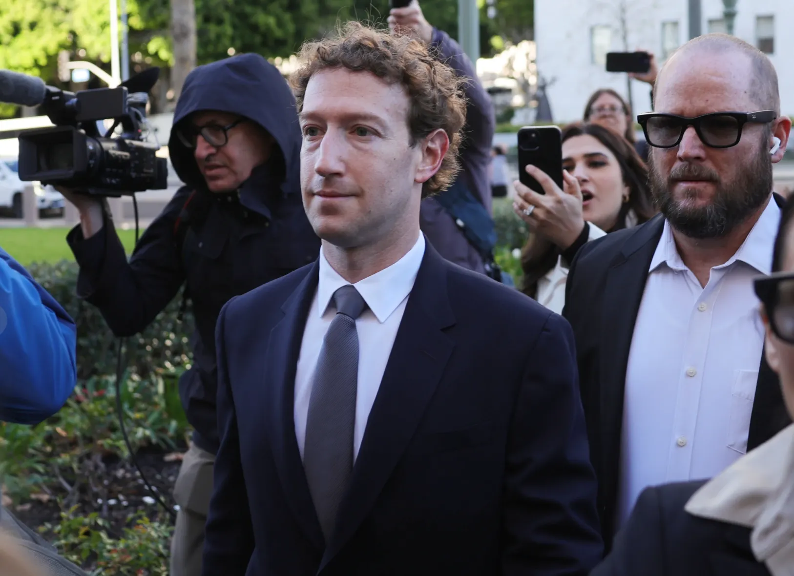 Cinco editoriales y Scott Turow demandan a Meta: Acusan a Zuckerberg de autorizar el "robo" de obras para entrenar a su IA