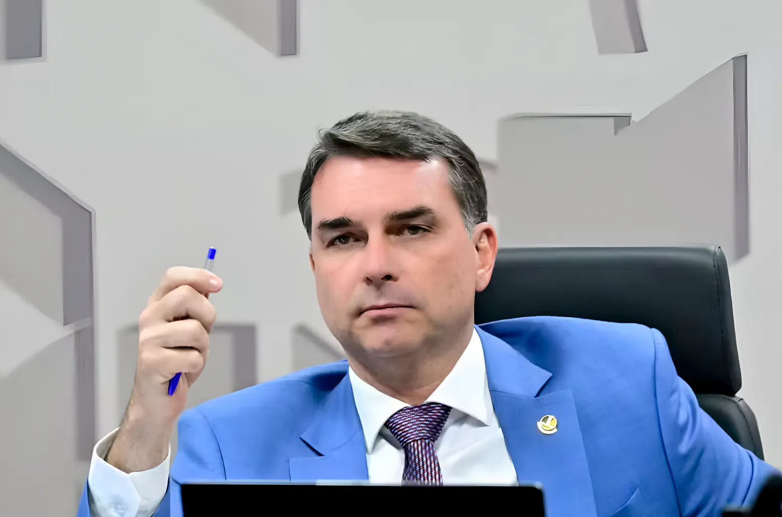 El líder conservador Flávio Bolsonaro propone reducir los ministerio a 27 para rescatar la administración en Brasil