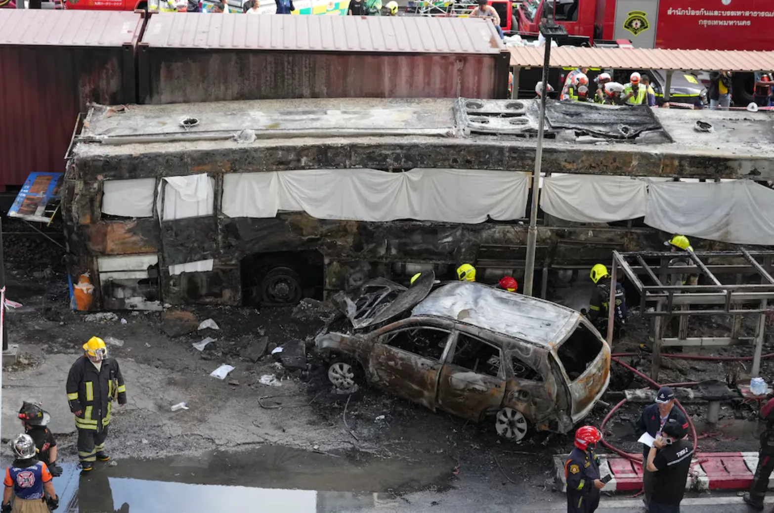 Un trágico choque entre un tren y un autobús deja al menos ocho muertos y decenas de heridos en Bangkok