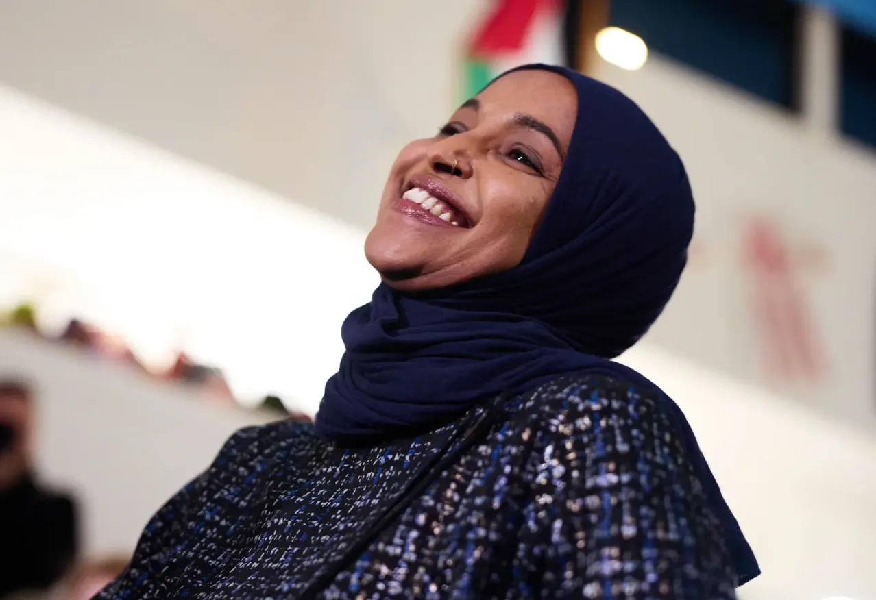 Desde prisión, Aimee Bock afirma que la congresista demócrata Ilhan Omar conocía y facilitaba el histórico fraude de 250 millones de dólares en Minnesota