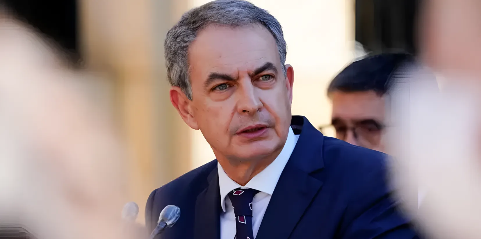 Hallan una caja fuerte, agendas secretas y dinero en efectivo en el despacho de Zapatero por el 'caso Plus Ultra'