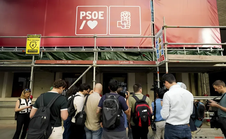 La Guardia Civil registra la sede del PSOE en Ferraz por financiación ilegal e imputa a Santos Cerdán