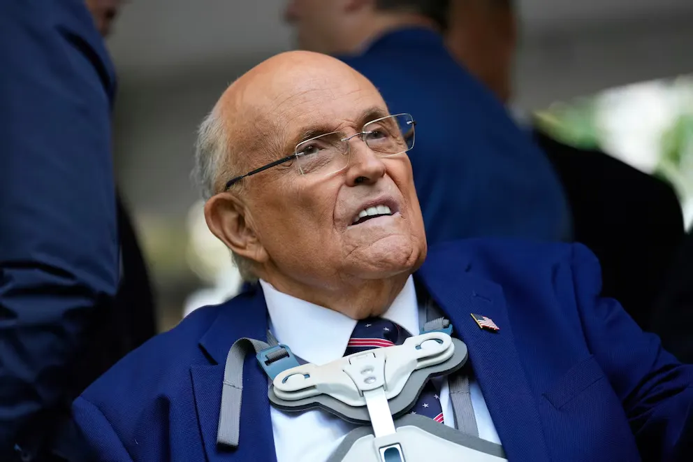 Rudy Giuliani retoma su programa radial tras superar una neumonía grave y salir de terapia intensiva