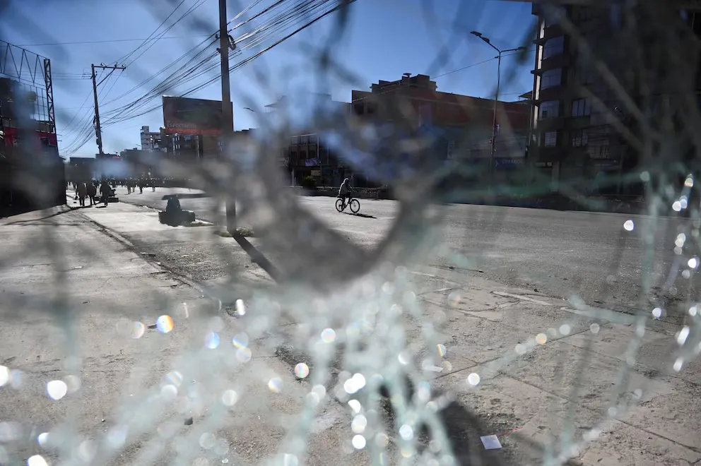 Crisis en Bolivia: La Paz continúa cercada por bloqueos sindicales tras el repliegue de militares y policías
