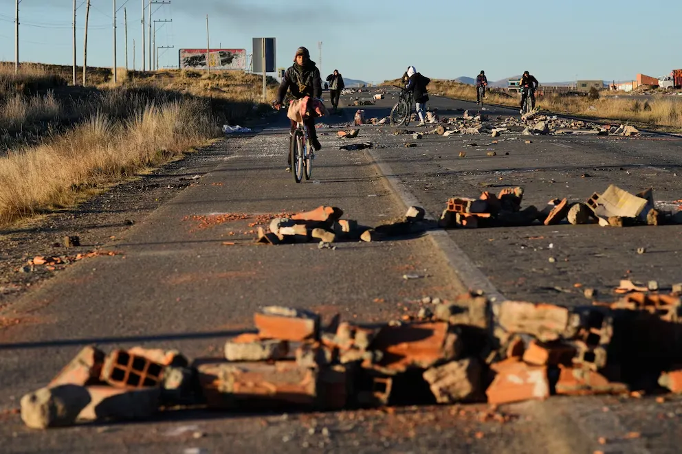 Las fuerzas de seguridad de Bolivia investigan la presencia de campesinos armados en los bloqueos de rutas