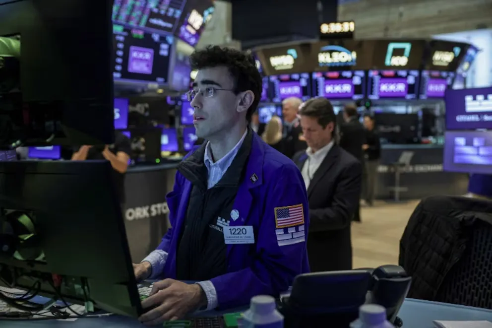 Wall Street cierra a la baja y el crudo Brent se dispara tras la escalada de la agresión iraní en el Golfo