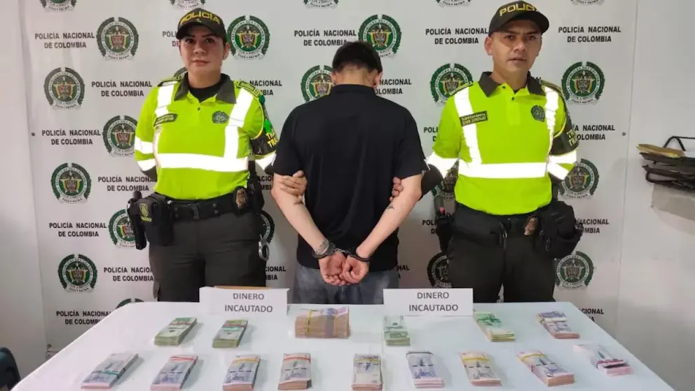 Capturan a joven de 18 años con maletín lleno de millones en Cundinamarca, Colombia, por presuntos delitos electorales