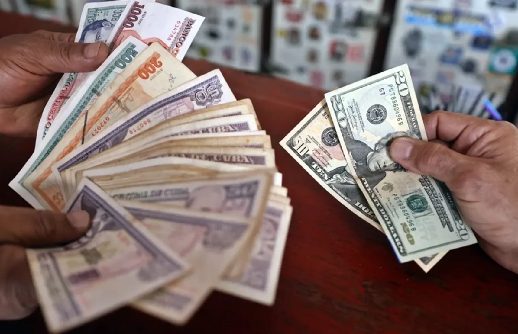Dictadura cubana desploma su moneda: El dólar rompe la barrera de los 600 pesos en el mercado informal