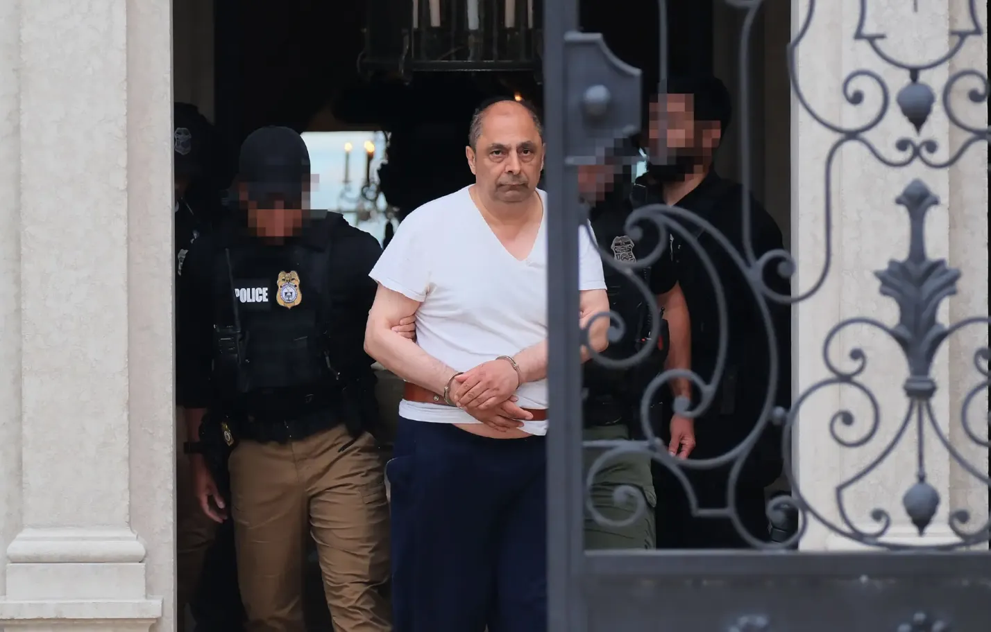 El FBI allana la mansión de un magnate que vendía tecnología secreta de EE. UU. a los programas nucleares de Irán