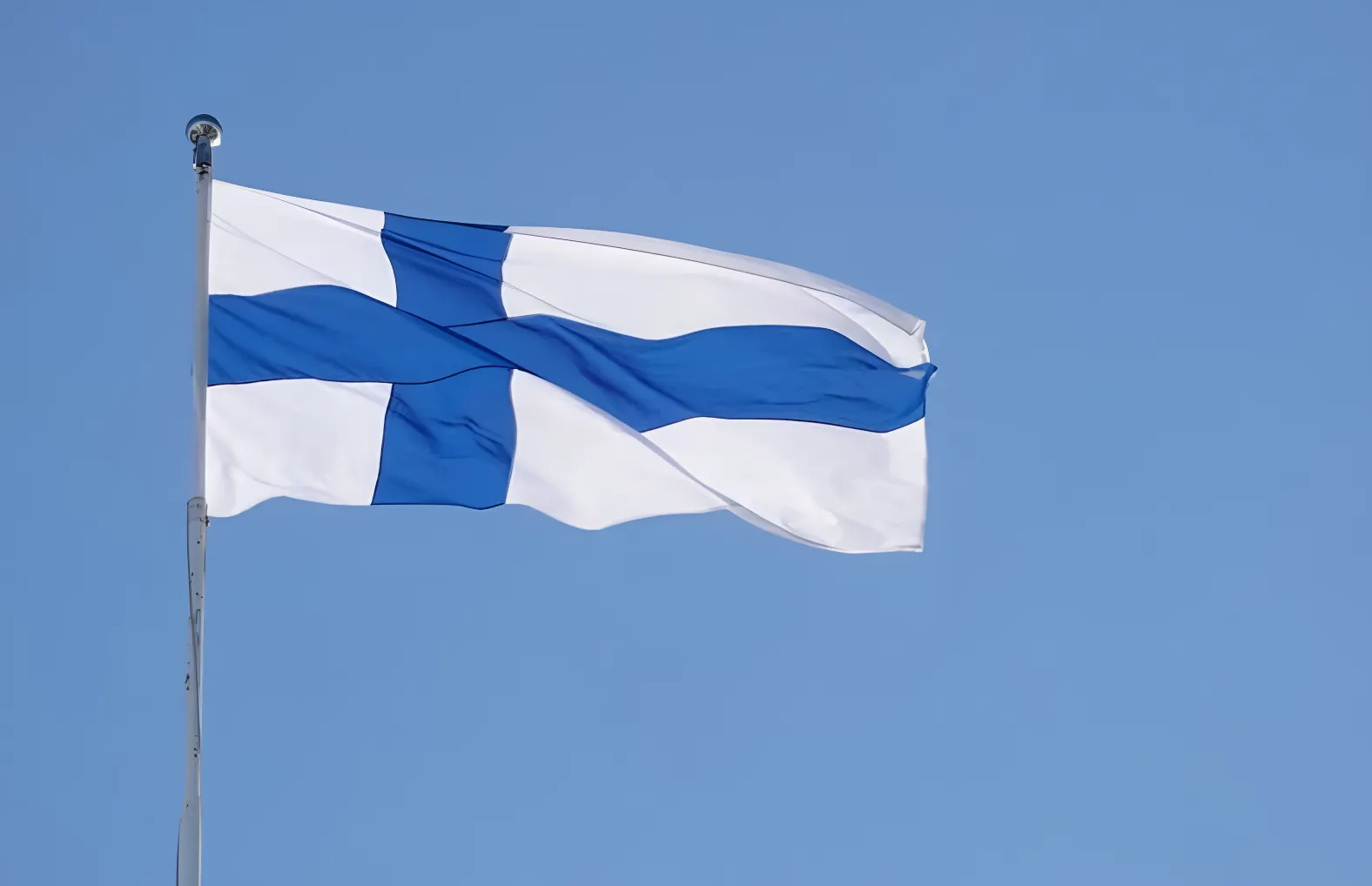 Finlandia clausura su espacio aéreo en el sureste y formaliza la Fuerza Terrestre de la OTAN ante la guerra en Ucrania