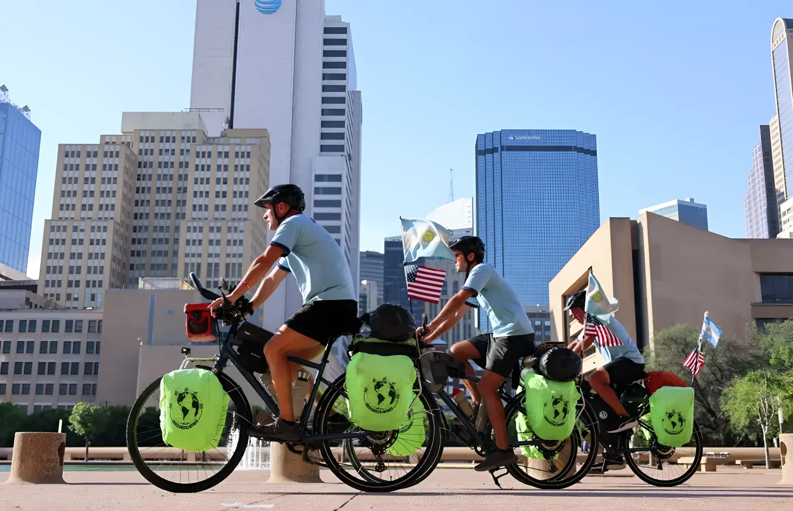 Tres hinchas argentinos recorren en bicicleta más de 10,000 millas para alentar a su selección en el Mundial 2026