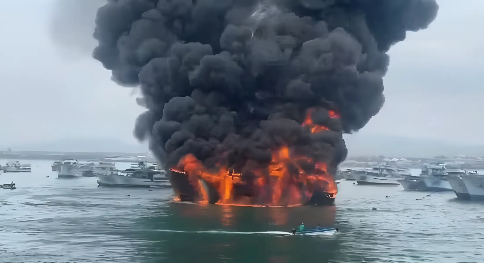 Incendio de gran magnitud destruye al menos 35 embarcaciones en el puerto de Manta, Ecuador