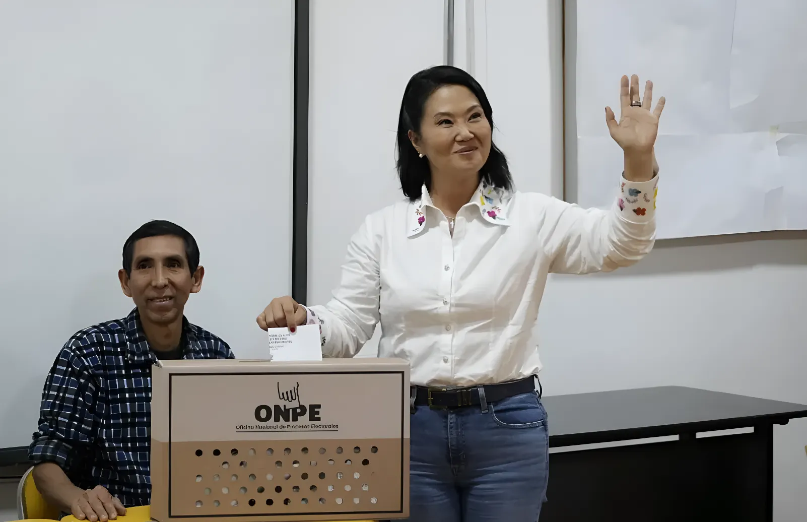 Keiko Fujimori ejerció su voto en una segunda vuelta crucial para el futuro político de Perú
