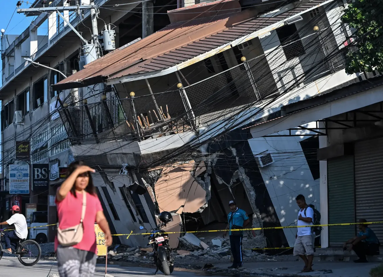 Suben a 37 los muertos por el devastador terremoto de magnitud 7,8 en la isla de Mindanao, Filipinas