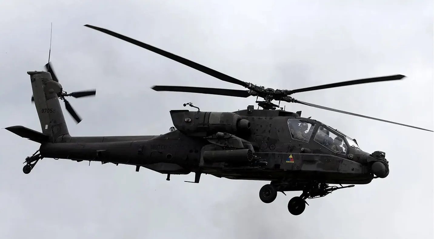 Dron de la Marina estadounidense pone a salvo a los pilotos de un helicóptero Apache en el estrecho de Ormuz