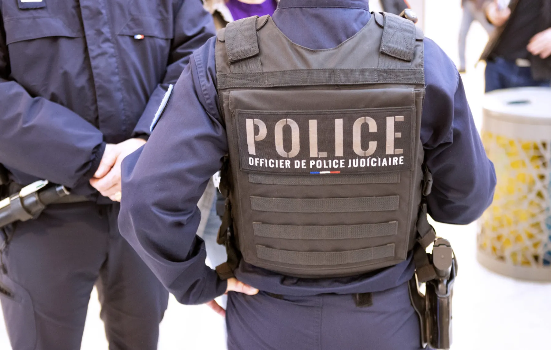 Condenan en Francia a inmigrante africano con 25 antecedentes por exhibirse ante una menor y agredir a policías