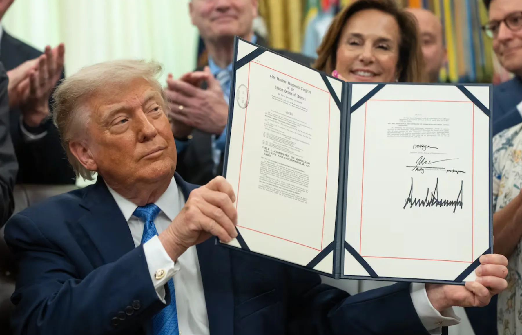 Donald Trump promulga la ley que blinda con 240.000 millones de dólares la frontera y la campaña de deportaciones