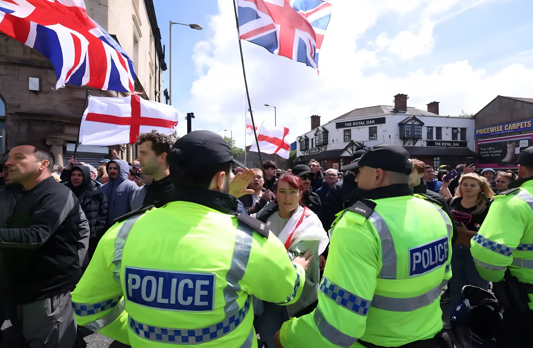 Rechazo a las fronteras abiertas: manifestantes se reunen en Liverpool para exigir el fin de la inmigración ilegal