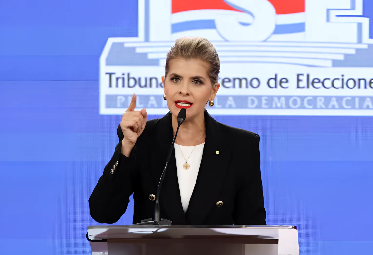 Evacúan de urgencia a la presidente Laura Fernández tras una fuerte explosión en zona de minería ilegal