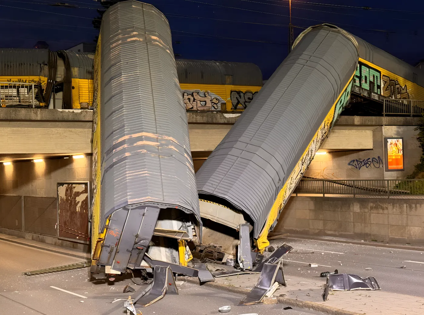 Muere un operario tras el choque y descarrilamiento de dos trenes de mercancías en Múnich
