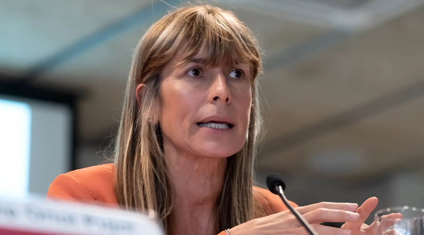 Begoña Gómez entrega su pasaporte en Plaza de Castilla por orden del juez Peinado