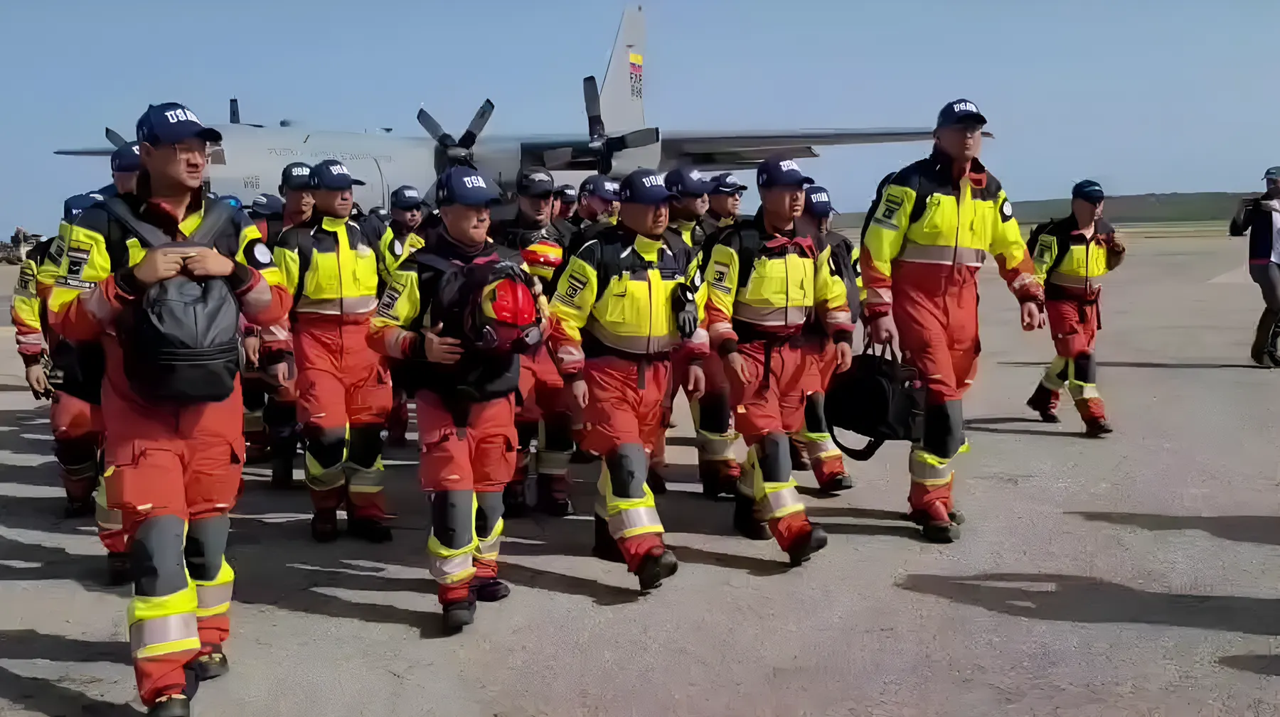 Llega a Venezuela un contingente de 47 bomberos rescatistas de Ecuador para sumarse a las labores de salvamento