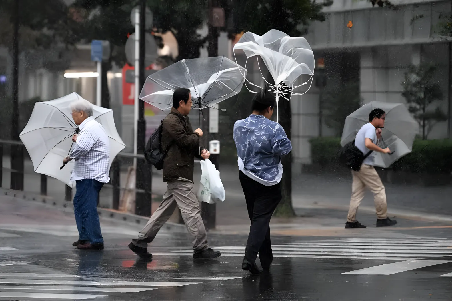 Japón en alerta máxima por el azote combinado de la tormenta tropical Mekkhala y un ciclón