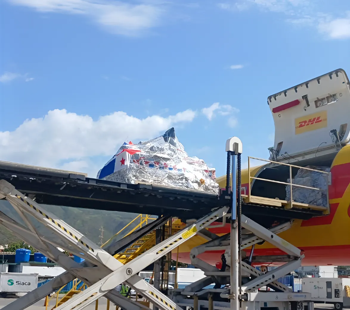 Llegan dos aviones con rescatistas e insumos desde Panamá para sumarse a la emergencia en La Guaira