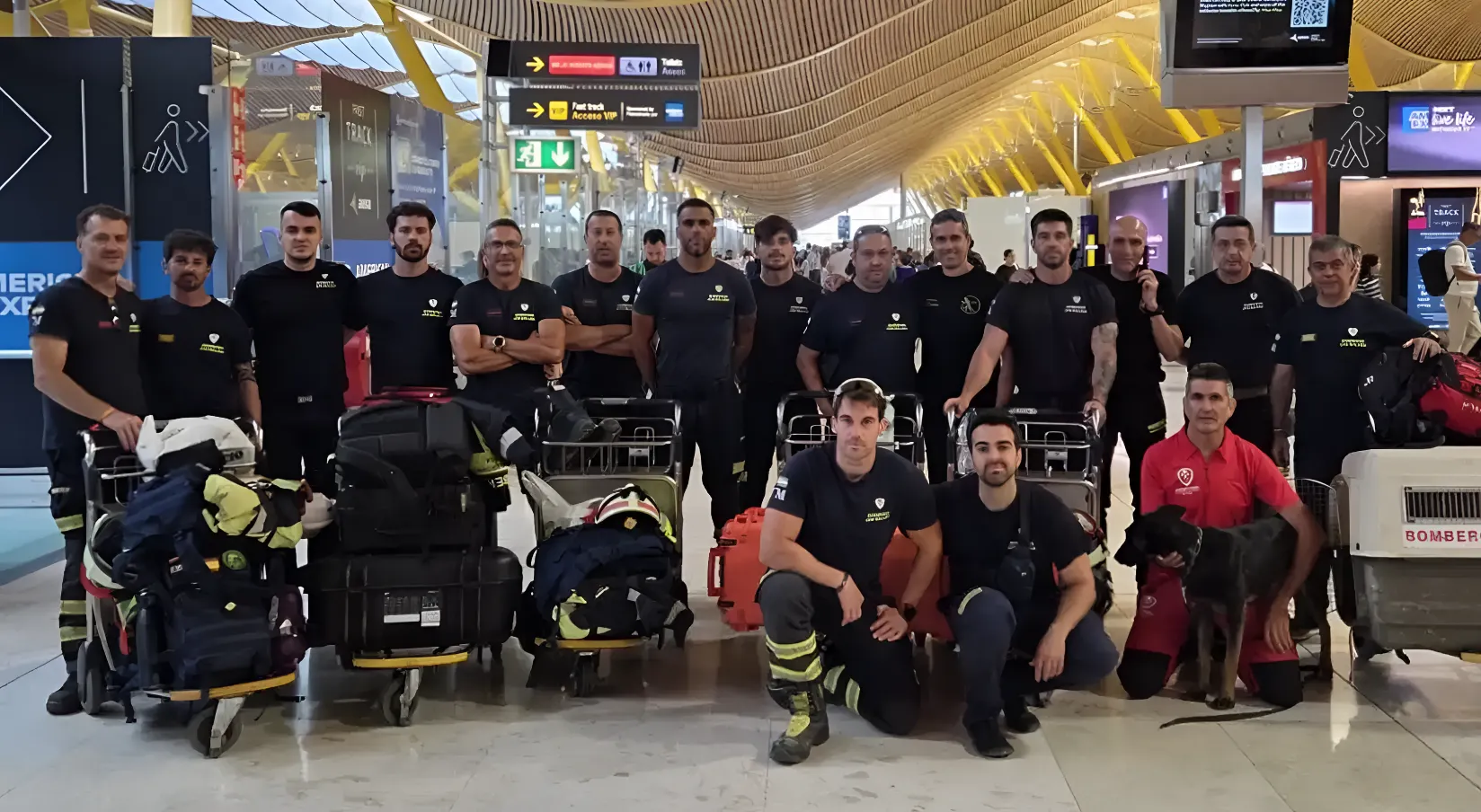 Los bomberos de Málaga son aplaudidos en Colombia durante su escala aérea hacia las zonas de desastre en Venezuela
