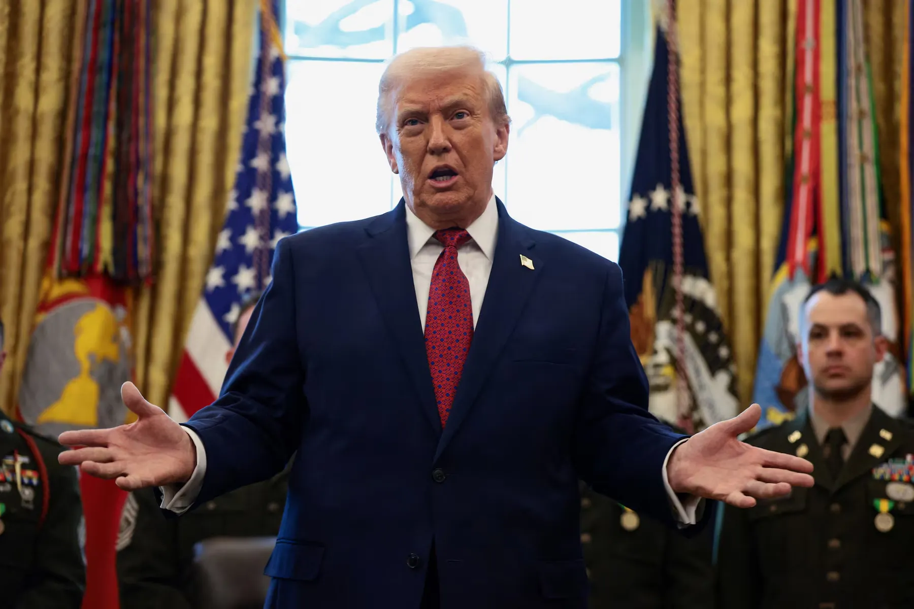 Donald Trump firma una orden ejecutiva para facilitar el despido de 8.000 funcionarios de alto rango