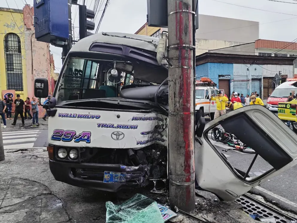 Racha de accidentes viales provocados por la imprudencia deja seis lesionados en El Salvador, incluido un bebé